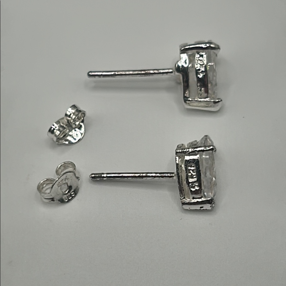 925 Crystal 3.ct Elegant Silver Teardrop Earrings​​​​​​​​​ - Picture 4 of 5